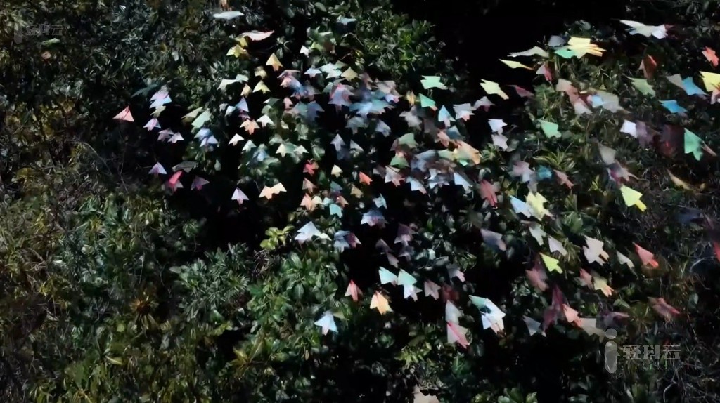 OpenAI文生短视频模型Sora生成的视频22-paper-airplanes纸飞机