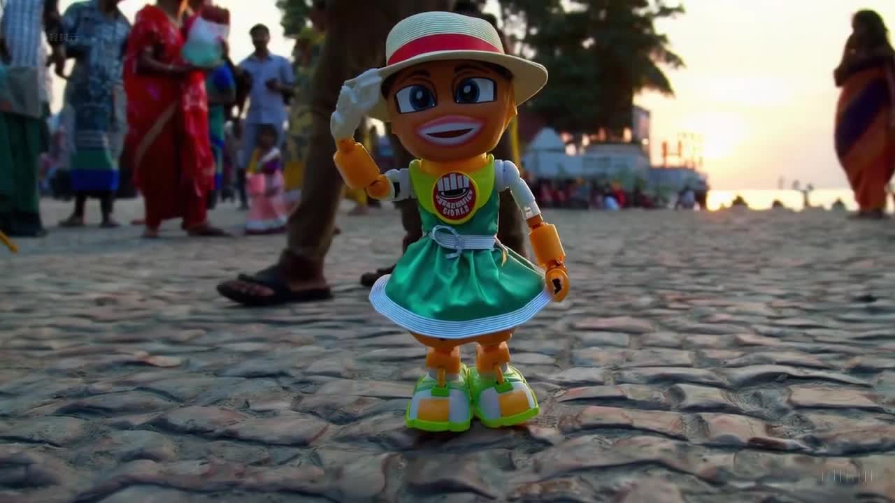 一个穿着绿色裙子和太阳帽的玩具机器人在印度孟买美丽的日落时分愉快地散步。
